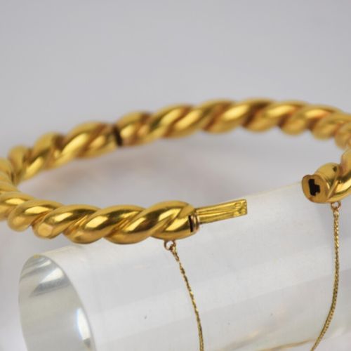 Null Bracelet articulé en or jaune 750/1000 à motif tors

Poinçon Tête d'Aigle

&hellip;