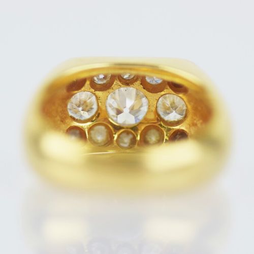 Null Bague en or jaune 750/1000 à châton pavé de trois diamants (environ 0.25 ca&hellip;