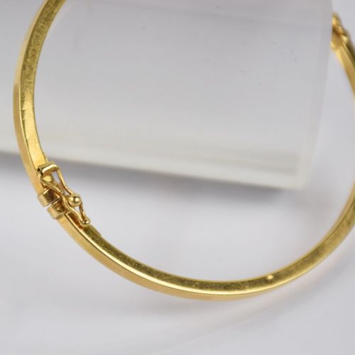 Null Bracelet jonc articulé en or jaune 750/1000 de forme ovale rigide. 

Poinço&hellip;