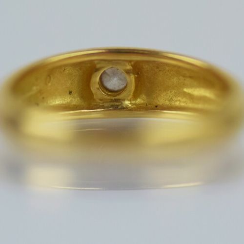 Null Bague jonc en or jaune 750/1000 en serti clos d'un diamant taille brillant &hellip;