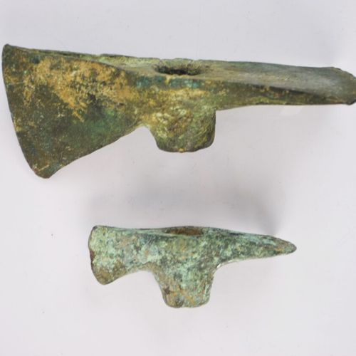 Null Deux haches - herminette en bronze.

Longueur: 11,5 et 19,2 cm