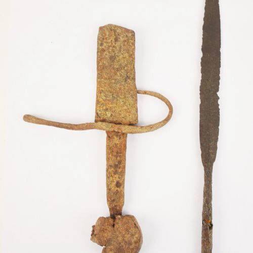 Null Fragment d'épée médiévale à large lame à double tranchant, garde à deux qui&hellip;