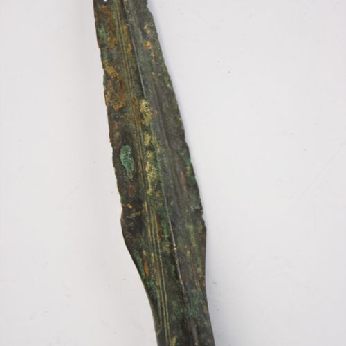 Null Pointe de lance à douille en bronze à décor de filet.

Longueur: 24 cm