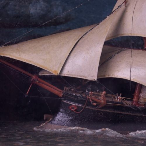 Null Diorama en bois peint figurant un bateau mixte sous voiles, la mer en masti&hellip;