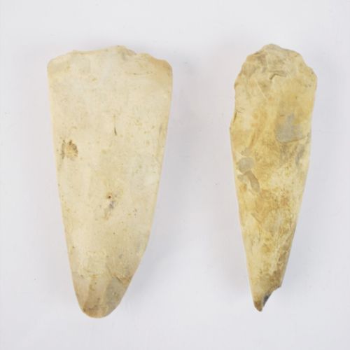 Null Réunion de deux haches en pierre polie et taillée.

Longueurs: 15,5 cm