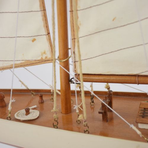 Null Maquette de voilier à grément aurique en bois et toile 

Epoque seconde moi&hellip;