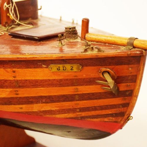 Null Maquette d'un bateau à voile aurique en bois vernis et bois polychrome.

(q&hellip;