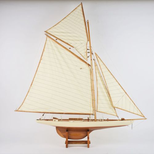 Null Maquette de voilier à grément aurique en bois et toile 

Epoque seconde moi&hellip;