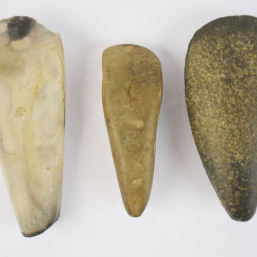 Null Réunion de trois haches en pierre polie.

Longueurs: 12,5, 14,5 et 15,5 cm