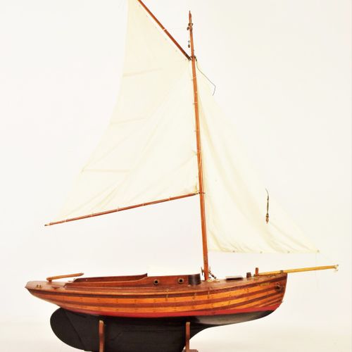 Null Maquette d'un bateau à voile aurique en bois vernis et bois polychrome.

(q&hellip;