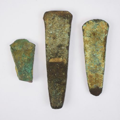 Null Trois haches plates en bronze.

Longueurs: 8, 13,5 et 17,5 cm