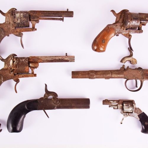 Null * Réunion de trois revolvers à broche, un petit revolver de poche (percuteu&hellip;