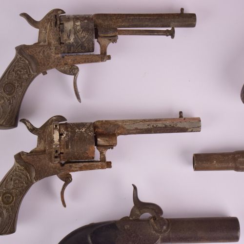 Null * Réunion de trois revolvers à broche, un petit revolver de poche (percuteu&hellip;