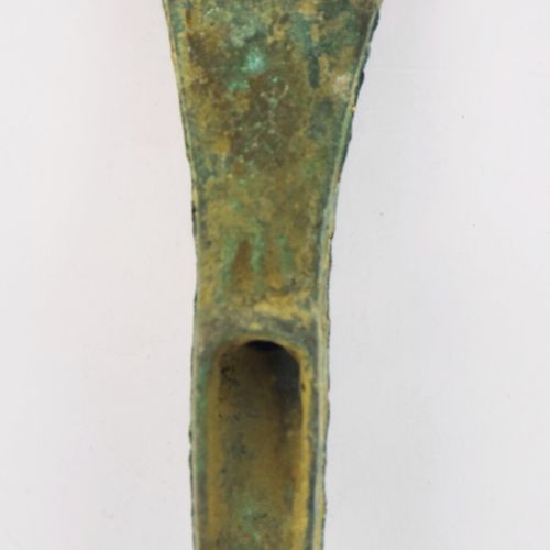 Null Hache à talon en bronze.

Longueur: 16 cm