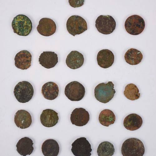 Null Environs 24 pièces de monnaies antiques en cuivre et alliage.