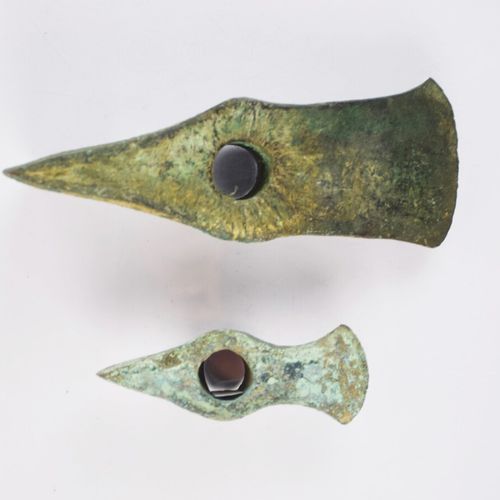 Null Deux haches - herminette en bronze.

Longueur: 11,5 et 19,2 cm