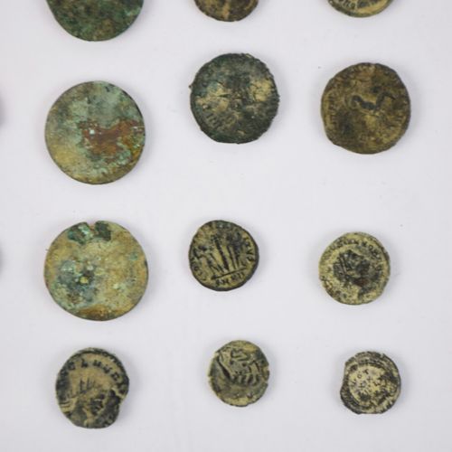 Null Environ 52 pièces de monnaie antiques en cuivre et alliage.