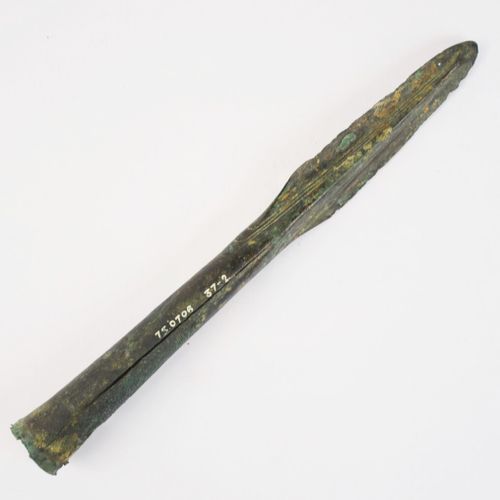 Null Pointe de lance à douille en bronze à décor de filet.

Longueur: 24 cm