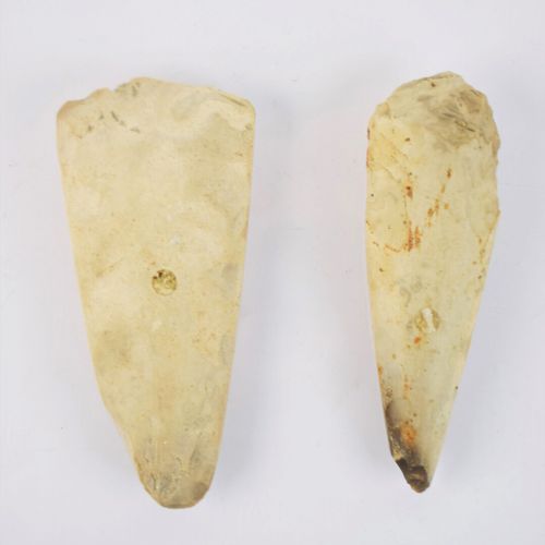 Null Réunion de deux haches en pierre polie et taillée.

Longueurs: 15,5 cm
