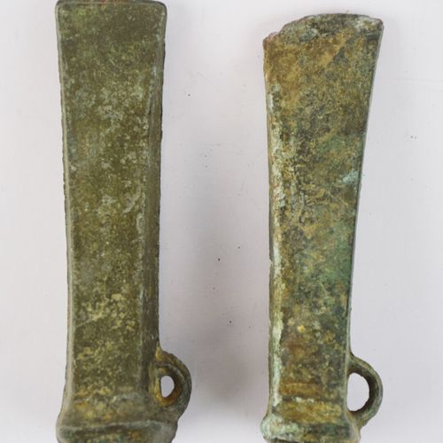 Null Deux haches à douille en bronze a un anneau latéral.

Longueurs: 12,5 et 13&hellip;