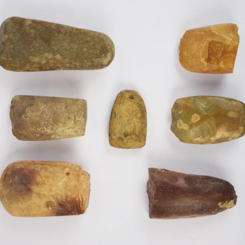 Null Environ 14 haches et fragments de haches en pierre polie et en pierre taill&hellip;