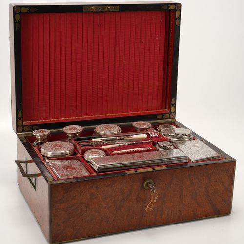 David Edwards & BRAMAH Joseph (1748-1814) 重要的胡桃木burrwood旅行箱，水晶瓶和银制盖子，通过狮子标记：日期字母&hellip;