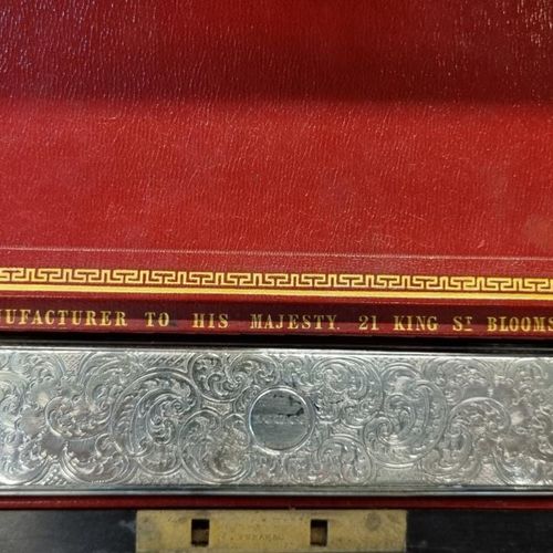 David Edwards & BRAMAH Joseph (1748-1814) 重要的胡桃木burrwood旅行箱，水晶瓶和银制盖子，通过狮子标记：日期字母&hellip;