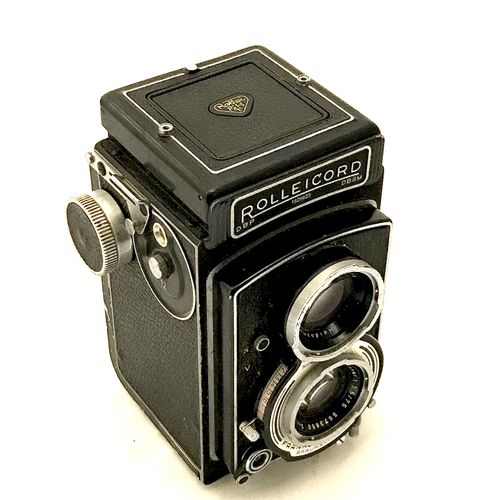 ROLLEICORD, appareil photo en métal noir laqué. Haut. 14 cm. Larg. 10 cm. Prof. &hellip;