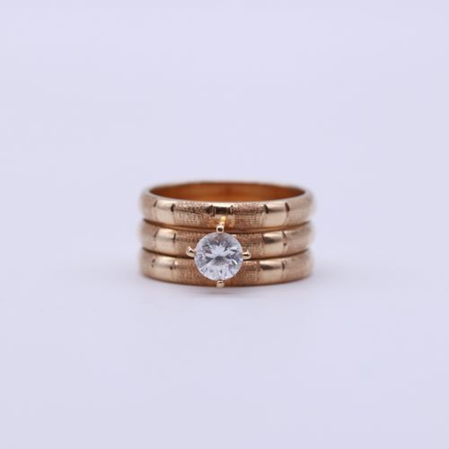 Null Bague trois anneaux en or jaune 18 ct ornée d’un diamant en serti griffe 

&hellip;