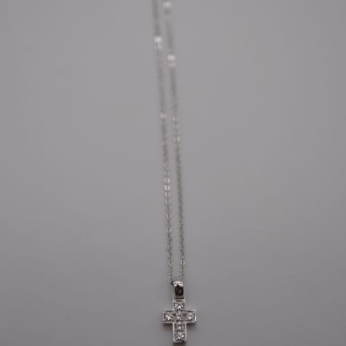 Null Pendentif croix en or gris 18 ct et pavage de brillants, avec sa chaine en &hellip;