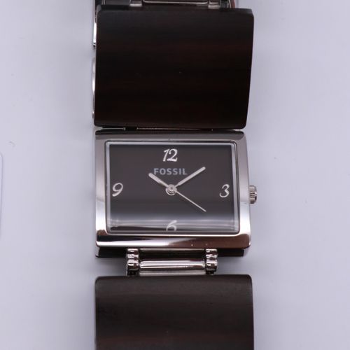 Null Lot de deux montres : 

Une montre de dame Fossil en acier et bois, le brac&hellip;