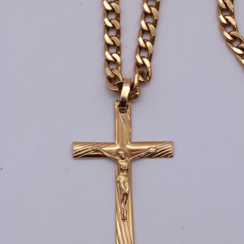 Null Pendentif crucifix et sa chaine en or jaune 18 ct