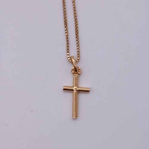 Null Pendentif crucifix et sa chaine en or jaune 18 ct