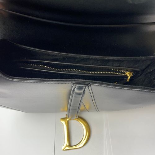 Dior Sac Saddle de la maison Dior en cuir noir lisse, fermeture à aimant, porté &hellip;