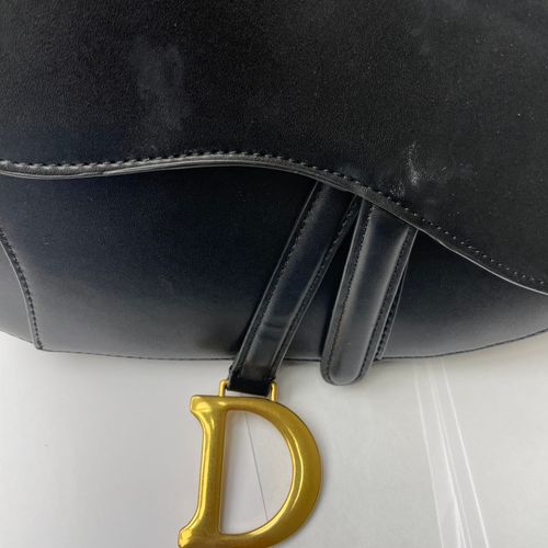 Dior Sac Saddle de la maison Dior en cuir noir lisse, fermeture à aimant, porté &hellip;