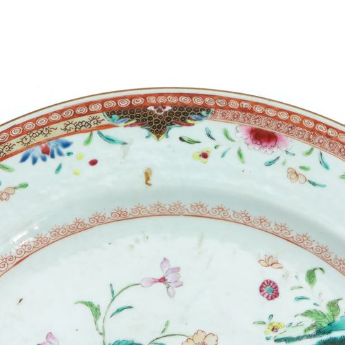 A Famille Rose Charger 描绘了孔雀和花园中的花朵的法米勒珐琅彩与鎏金点缀，雍正时期，直径41厘米，有缺口。
