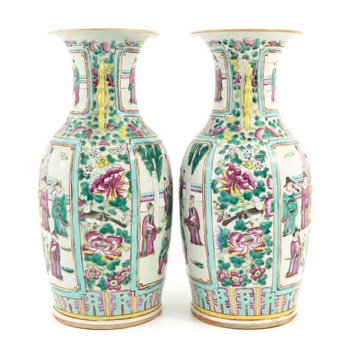 A Pair of Cantonese Vases 装饰有中国人物、花和鸟，高45厘米，已修复。