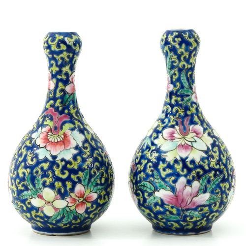 A pair of famille rose vases Fond bleu foncé avec décor floral en émaux Famille &hellip;