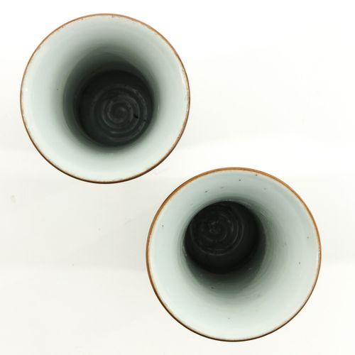 A Pair of Famile Verte Vases 描绘花园中的中国人物，高22厘米。