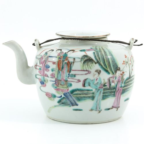 A famille rose teapot 描绘花园中的中国人物，高12厘米。