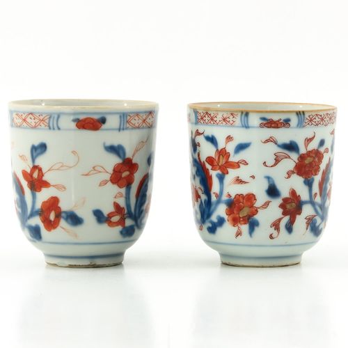 A Pair of Imari Cups and Saucers Decorazione floreale in rosso ferro, accenti bl&hellip;