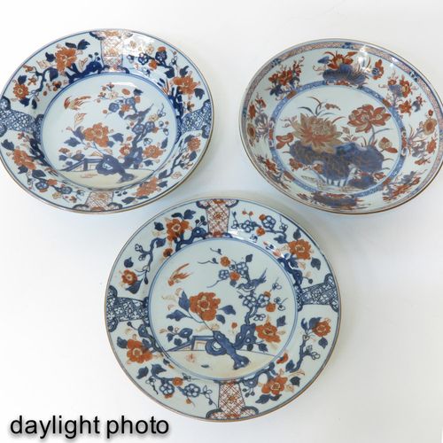 A Collection of 8 Imari Decor Plates 描绘花园中的场景，铁红、蓝色和鎏金装饰，18世纪，直径23厘米。