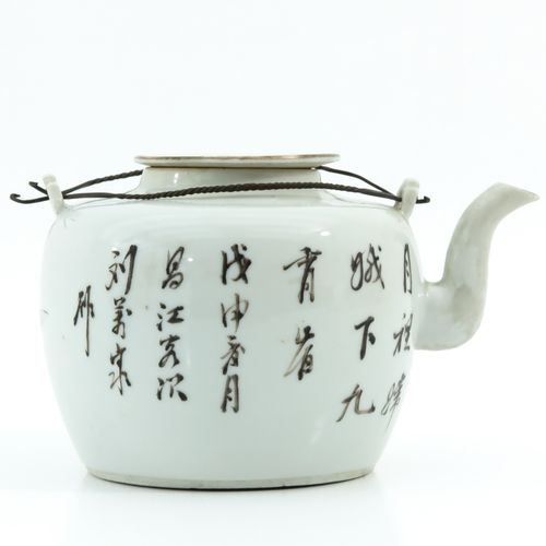A famille rose teapot 描绘花园中的中国人物，高12厘米。