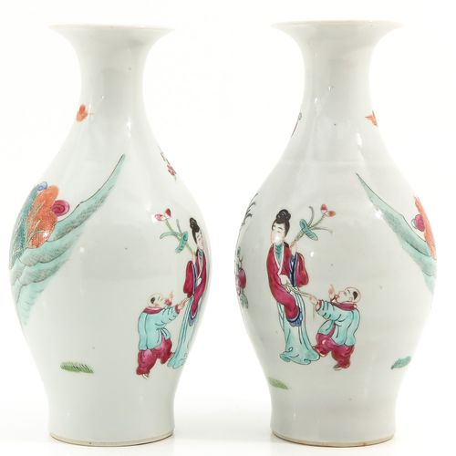 A pair of famille rose vases 描绘了花园中的中国人物聚会，高26厘米。