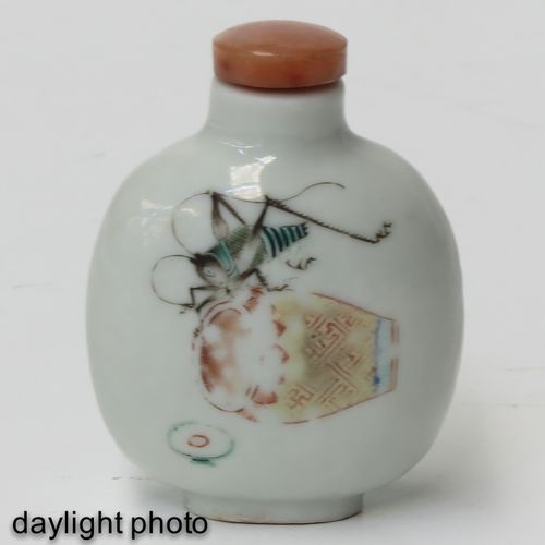 A Snuff Bottle Decorated with grasshoppers, 7 cm. Tall.