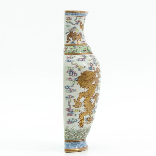 A Famille Rose Wall Vase 饰有龙、蝙蝠和中国符号，乾隆款，高18厘米。