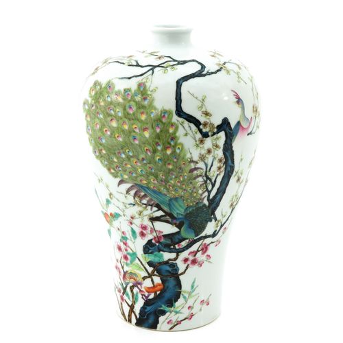 A Famille Rose Mieping Vase Raffigurante pavone in albero, marchio Yongzheng, al&hellip;