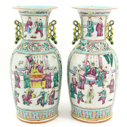 A Pair of Cantonese Vases Decorado con figuras chinas, flores y pájaros, 45 cm. &hellip;
