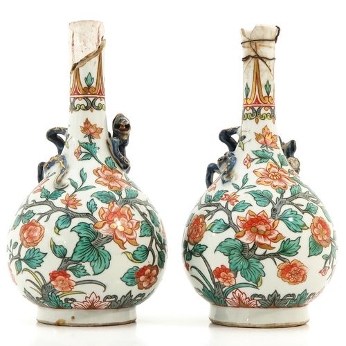 A pair of famille verte vases Décoré de fleurs, 21 cm. De haut, restauré.