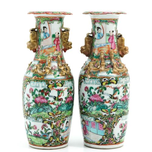 A Pair of Cantonese Vases Décoré de fleurs et de papillons, le vase le plus haut&hellip;